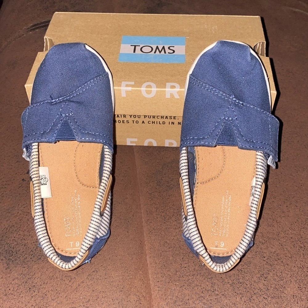 Tom’s little kids canvas slip ons - great condition